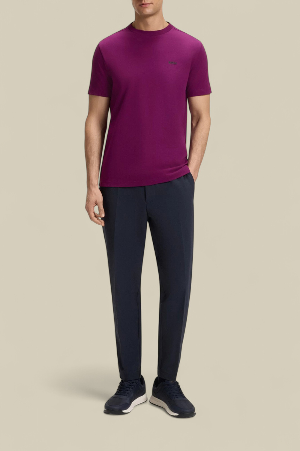 תמונת כל הלוק של חולצת טי